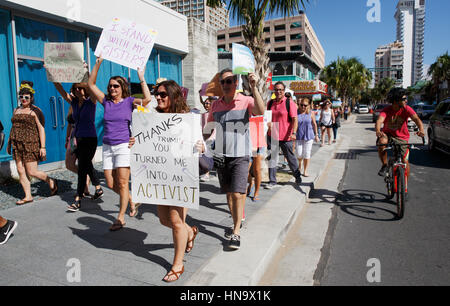 Gennaio 21, 2017 Donne di marzo in segno di protesta del presidente americano Trump in San Juan, Puerto Rico Foto Stock