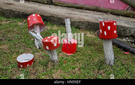 Red secchio di plastica con il bianco a pois come decorazione Foto Stock