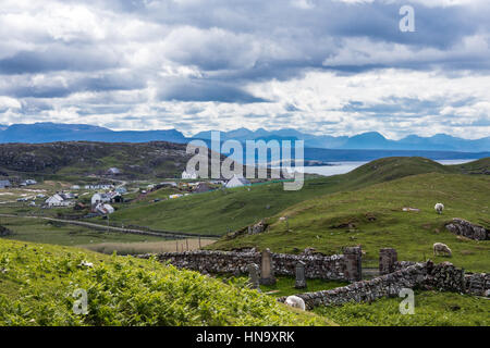 Penisola Assynt, Scozia - Giugno 7, 2012: Il borgo di Lochinver siede sulle sponde del Loch Inver un braccio dell'Oceano Atlantico. Colore grigio-blu cloudscape Foto Stock