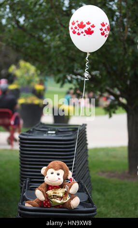 Giocattolo imbottito battenti palloncino in Canada Day celebrazione in Eau Claire, centro di Calgary Foto Stock