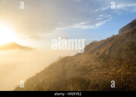 Mattina sunburst oltre Alamat Castello nelle montagne Alborz, Iran Foto Stock
