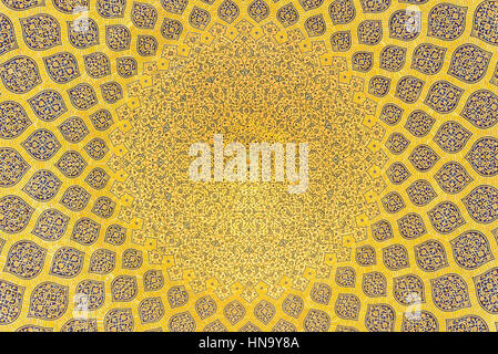 ISFAHAN, IRAN - 25 Aprile 2015: soffitto interno dello Sceicco Lotfollah moschea. La moschea e la Naqsh-e JAHAN Piazza sono uno dell'UNESCO World heritag Foto Stock