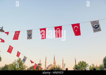 Bandiere turca, scene di strada, Istanbul, Turchia Foto Stock