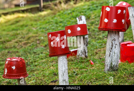 Red secchio di plastica con il bianco a pois come decorazione Foto Stock