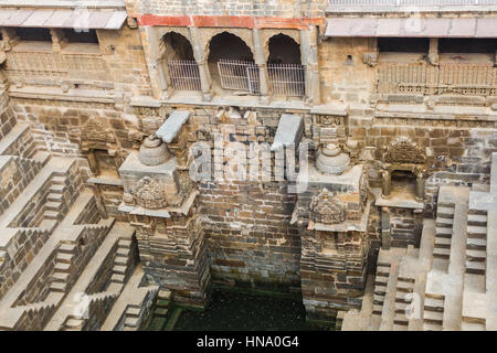 Il Chand Baori Stepwell nel villaggio di Rajasthani di Abhaneri, India del Nord. Foto Stock