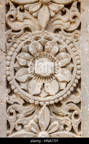 Un motiff floreali su un pilastro all'Harshat Mata Temple di Abhaneri, Rajasthan, India Foto Stock