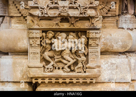 Una scultura di un re e la sua attendents presso l'antica Harshat Mata Temple di Abhaneri, Rajasthan, India. Foto Stock