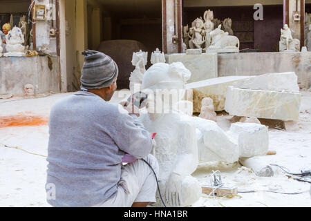 Rajasthan, India, 21 Gennaio 2017 - Artigiani carving divinità Indù e santi di marmo bianco. Foto Stock