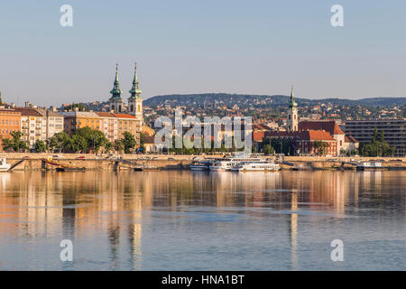 Danube embankment la chiesa di St Anne San Francesco Chiesa di Buda. Budapest. Ungheria Foto Stock