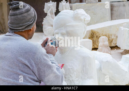 Rajasthan, India, 21 Gennaio 2017 - Artigiani carving divinità Indù e santi di marmo bianco. Foto Stock