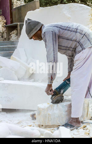 Rajasthan, India, 21 Gennaio 2017 - Artigiani carving divinità Indù e santi di marmo bianco. Foto Stock