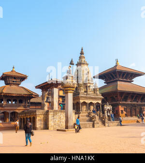 Bhaktapur, Nepal - 31 Ottobre 2013: Angolo di visualizzazione di turisti intorno al integre Vatsala Durga Temple prima 2015 Gorkha danni del terremoto Foto Stock