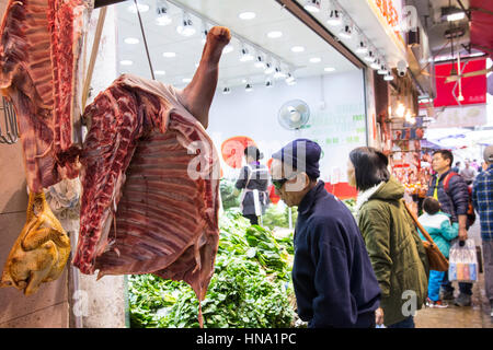 Una macelleria sulle strade di Mong Kok del distretto di Hong Kong Foto Stock