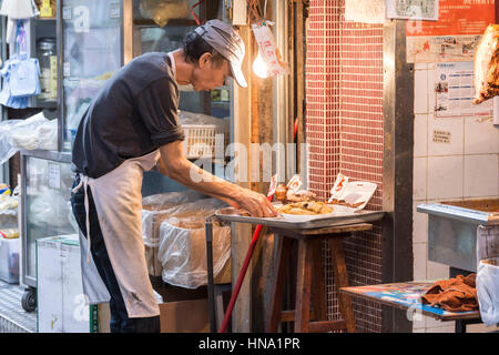 Una macelleria sulle strade di Mong Kok del distretto di Hong Kong Foto Stock