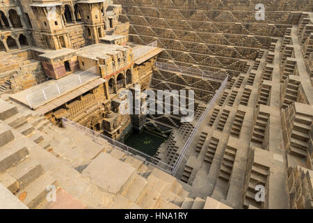 Il Chand Baori Stepwell nel villaggio di Rajasthani di Abhaneri, India del Nord. Foto Stock