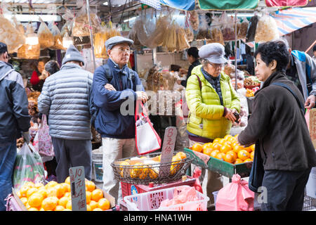 Un mercato di frutta per le strade in Mpng Kok District, Hong Kong Foto Stock