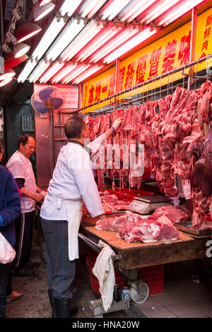 Una macelleria sulle strade di Mong Kok del distretto di Hong Kong Foto Stock