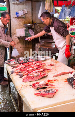 Una macelleria sulle strade di Mong Kok del distretto di Hong Kong Foto Stock