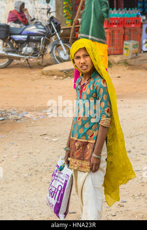 Abhaneri, India, 21 Gennaio 2017 - una giovane ragazza di villaggio in villaggio di Abhaneri, Rajasthan, India del Nord. Foto Stock