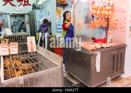 Una macelleria sulle strade di Mong Kok del distretto di Hong Kong Foto Stock