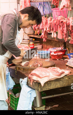 Una macelleria sulle strade di Mong Kok del distretto di Hong Kong Foto Stock