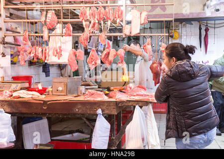 Una macelleria sulle strade di Mong Kok del distretto di Hong Kong Foto Stock