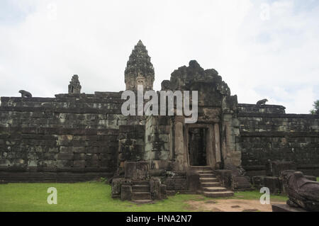 Gopura, tempio Bakong, Gruppo Roluos, Siem Reap, Cambogia. Prima dei grandi templi di montagna. Risalente alla fine del IX secolo Foto Stock