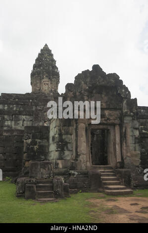 Gopura, tempio Bakong, Gruppo Roluos, Siem Reap, Cambogia. Prima dei grandi templi di montagna. Risalente alla fine del IX secolo Foto Stock