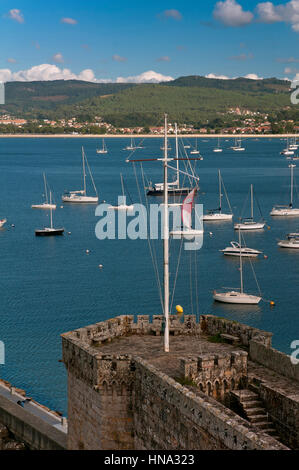 Il Castello di Monterreal e bay, Bayona, provincia di Pontevedra, nella regione della Galizia, Spagna, Europa Foto Stock