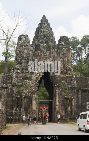 Porta Sud di Angkor Thom, Angkor, Siem Reap, Cambogia. UNESCO - Sito Patrimonio dell'umanità. La città capitale dell Impero Khmer costruito alla fine del XII sec. Foto Stock