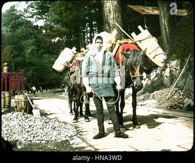 Herbert Geddes, vita in Giappone, ca. 1910 - uomo in costume locale con packhorses caricato Foto Stock