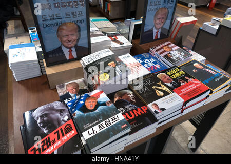 Bookstore vendita libri a Seul, Corea del Sud, Asia. Close-up di copertine di libri con il presidente statunitense Donald Trump. Shop, negozio, bookshop Foto Stock