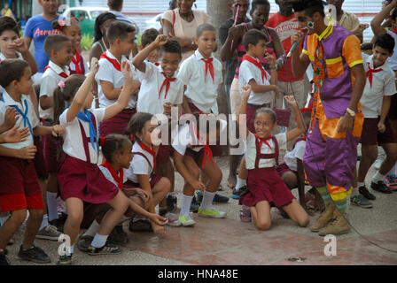 Clown divertente i giovani della scuola i bambini nel Parque Central, l'Avana, Cuba. Foto Stock