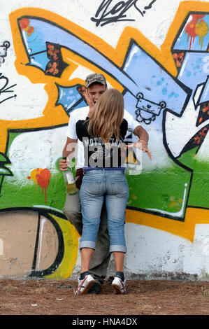 Giovane kissing, ragazzi di bere alcol Credit © Luigi Innamorati/Sintesi/Alamy Stock Photo Foto Stock