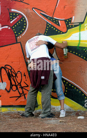 Giovane kissing, ragazzi di bere alcol Credit © Luigi Innamorati/Sintesi/Alamy Stock Photo Foto Stock