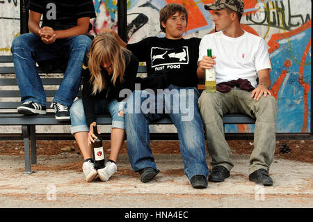 Un gruppo di ragazzi con una bottiglia di vino © Credito Luigi Innamorati/Sintesi/Alamy Stock Photo Foto Stock