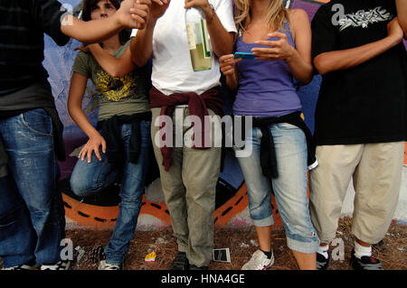 Un gruppo di ragazzi con una bottiglia di vino © Credito Luigi Innamorati/Sintesi/Alamy Stock Photo Foto Stock