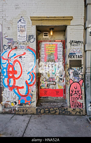 La porta di casa dove Jean-Michel Basquiat vissuto sulla Great Jones Street in East Village, il centro cittadino di New York City; Foto Stock