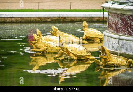 Imponenti fontane nel giardino di Versailles Foto Stock