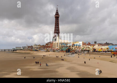 La Blackpool Tower onad Golden Mile beach. Lancashire. Foto Stock