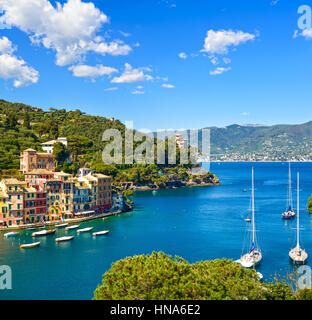 Portofino lusso antenna landmark vista panoramica. Villaggio e yacht in Little Bay Harbor. Liguria, Italia Foto Stock