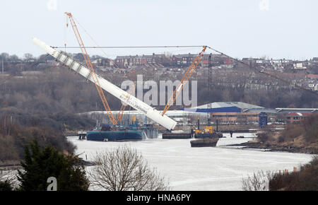 100 metri di fulcro del nuovo attraversamento di usura a Sunderland è sollevato in posizione, un passo fondamentale per la costruzione della città prima del nuovo ponte sul fiume usura per 45 anni. Foto Stock