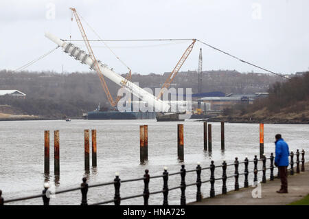 100 metri di fulcro del nuovo attraversamento di usura a Sunderland è sollevato in posizione, un passo fondamentale per la costruzione della città prima del nuovo ponte sul fiume usura per 45 anni. Foto Stock