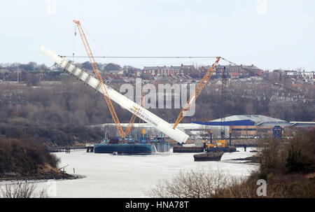 100 metri di fulcro del nuovo attraversamento di usura a Sunderland è sollevato in posizione, un passo fondamentale per la costruzione della città prima del nuovo ponte sul fiume usura per 45 anni. Foto Stock