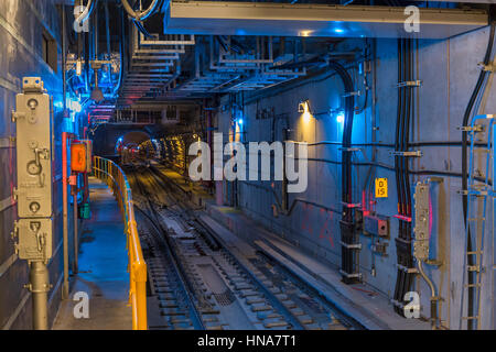 Guardando a Nord nell'uptown tunnel dall'72esima Strada piattaforma sulla nuova seconda Avenue alla metropolitana di New York Foto Stock