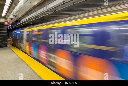 Febbraio 5, 2017: un colorato Seconda Avenue treno in partenza dalla nuova strada 86Q piattaforma del treno, New York. Foto Stock