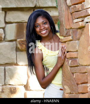  Salva anteprima Download Ritratto di sorridenti afro-americano di ragazza adolescente Foto Stock