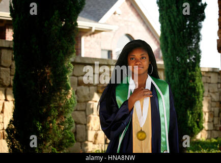  Salva anteprima Download felice afro-americano di diplomato - al di fuori del ritratto Foto Stock