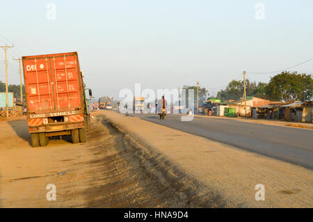 Vista della nuova strada a sunrise da Mombasa a Nairobi in Africa Foto Stock