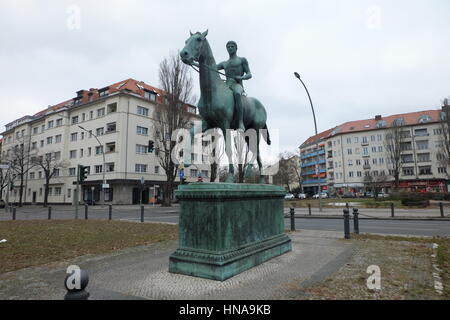 'Der Sieger', 1902 statua equestre di Louis Tuaillon, originariamente locatied in Wannssee, ora trovato in SteubenPlatz, Westend di Berlino. Foto Stock